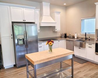 Immaculate newly built home less than a 5 minute drive to the beach! - Tillamook - Kitchen