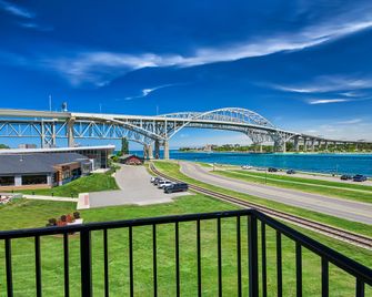DoubleTree by Hilton Port Huron - Port Huron - Bedroom