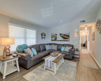 Lovely Morehead City Home with Fire Pit and Gas Grill - Morehead City - Living room