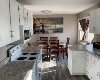 Enjoy golf course views with hot tub and fire pit. - Altoona - Kitchen