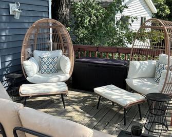 Lake front cottage 4 bedroom, 2 full bathroom - Rockford - Patio