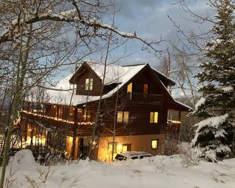 Mountain home cabin located very close to Powderhorn Ski Resort with a hot tub! - Mesa - Building