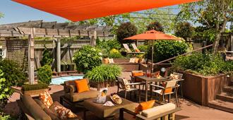 Crowne Pointe Historic Inn & Spa - Adults Only - Provincetown - Βεράντα