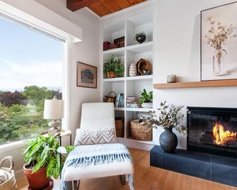 Spacious Modern Home Perfect for Families and Travelling Health Professionals - Penticton - Living room