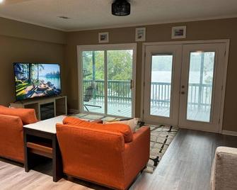 Charming 4-bedroom Lakehouse cottage one hour from downtown Atlanta - Jackson - Living room