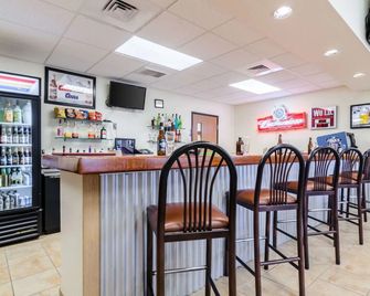 Rodeway Inn & Suites - Hoisington - Bar