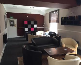 The Pines Guest Accommodation - Chippenham - Lobby
