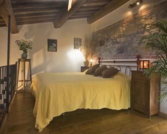 Rest And Relaxation In A Beautiful Hillside Location, Close To Orvieto And The Bolsena Lake - Torre Alfina - Habitación