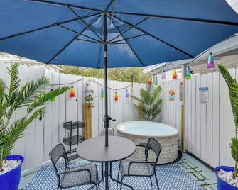 Private Hot Tub Fort Walton Beach Bungalow! - Fort Walton Beach - Patio