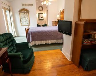 Garden Grove Inn Bed and Breakfast - Union Pier - Bedroom