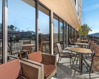 Holiday Inn Knoxville N - Merchant Drive By IHG - Knoxville - Balcony