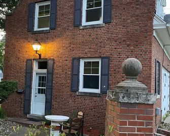 Historic Steckel carriage house with picturesque landscaping - Bloomfield - Edificio