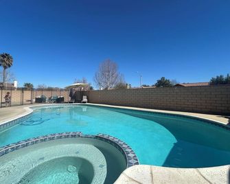 Relaxing Pool & Spa Retreat - Lake Elsinore - Piscina