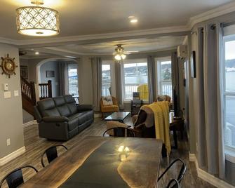 Oceanfront Saltbox With Hot Tub in the Heart of Bay Roberts - Bay Roberts - Sala de estar