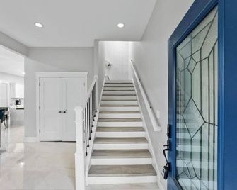 Heart of Kentucky Home! Ideal Location - Louisville - Escaleras