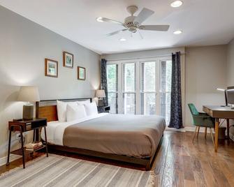 Charming & Bright Multilevel Townhome with Parking - Chicago - Bedroom