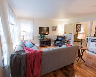 Ranch Home in the Heart of PA Dutch Country - Paradise - Living room