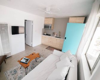 Steps from the sand- Tower 4 Beach Duplex Completely remodeled, pet friendly! - Oxnard - Wohnzimmer