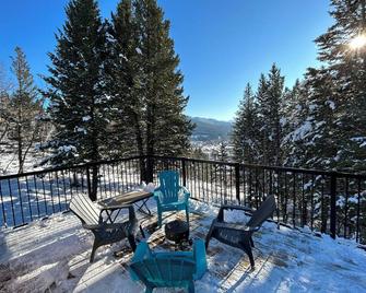 Mountainside Getaway with Games Room - Crowsnest Pass - Balcony