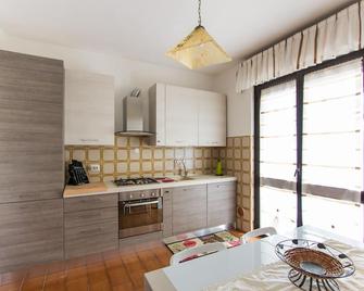 New Ground Floor Apartment With Large Garden And Private Parking Space - Torre del Lago Puccini - Cucina