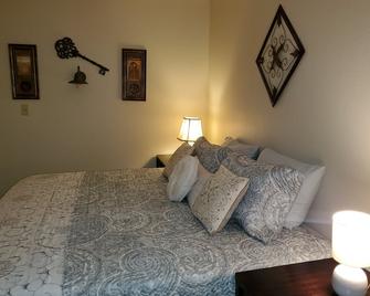 Sassafras Inn/Unit A --- Close to Marina & Boat Launch; 30 min to Eureka Springs - Garfield - Habitación