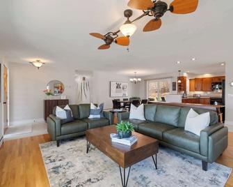 High-End Finger Lakes Escape - Expansive Game Room, Cozy Firepit, & Scenic Views - Penn Yan - Living room