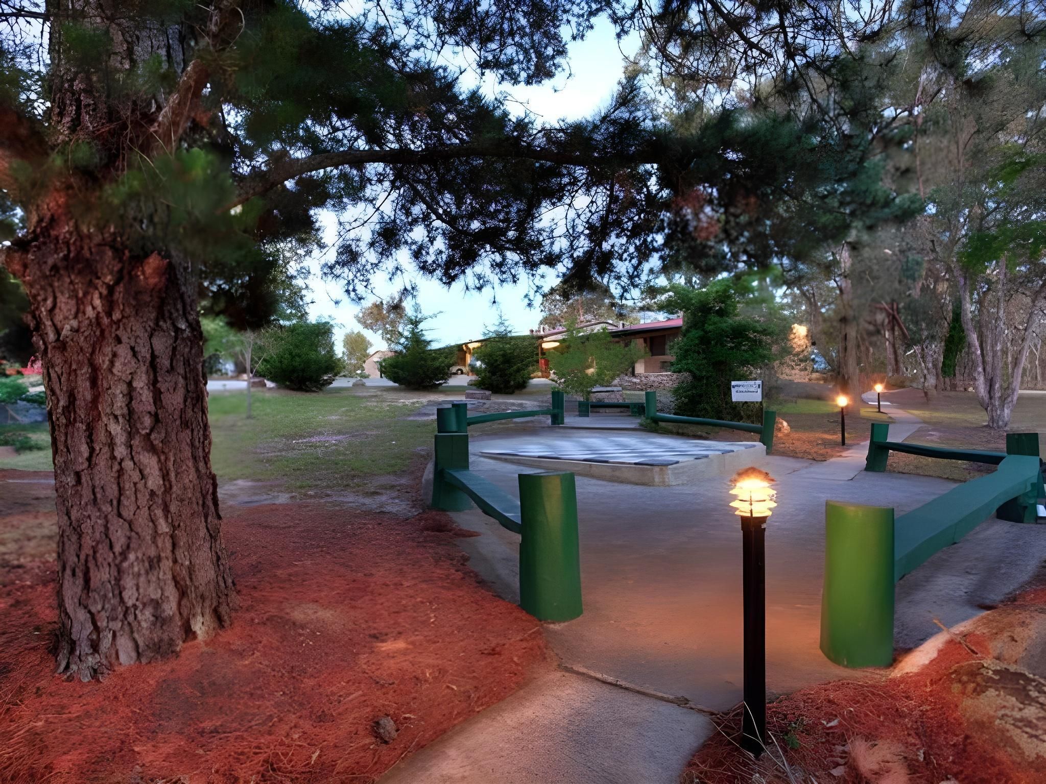 Murray Gardens Country Cottages & Motel