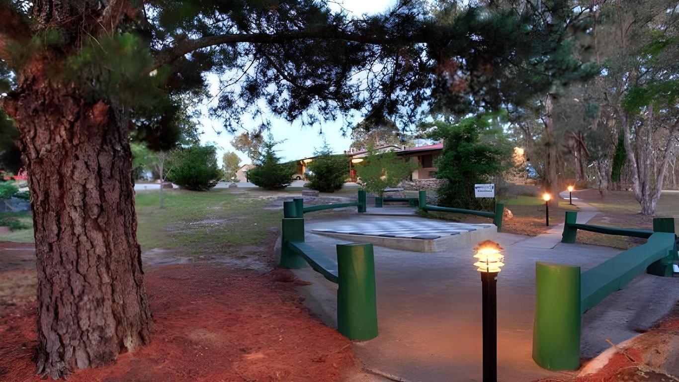 Murray Gardens Country Cottages & Motel