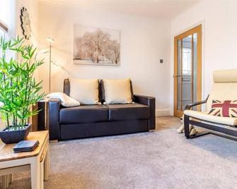 Host & Stay - Farningham Residence - Caterham - Living room