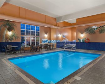 Best Western Plus Fredericton Hotel & Suites - פרדריקטון - בריכה