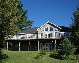 Halfmoon Paradise Cottage - Lakefront Luxury Cottage - Haliburton - Gebäude