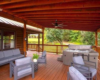 Luxury Modern A-Frame Lodge on 25 Acres Lakeside Retreat & Hot Tub Oasis - Oxford - Balcony
