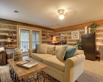 Riverfront Couples Retreat in Smoky Mountains! - Townsend - Living room