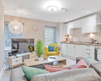 Ocean Walk - By My Getaways - Free Parking - Brighton - Living room