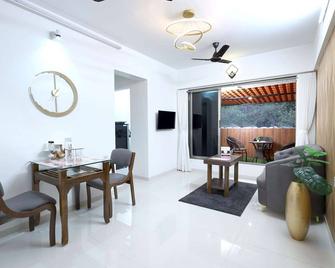 Entire 1 Bhk Apartment (Balcony) - Bombay