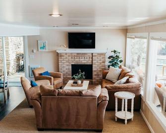lakefront home with private dock - 헤이든 - 거실