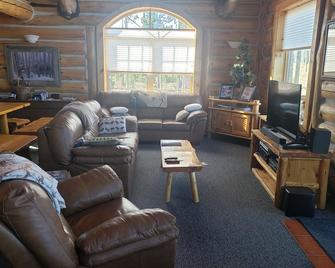 Westview on Crooked Creek Road - Dubois - Living room