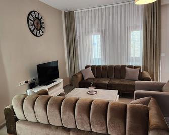 Traumhaus mitten in der City 60 Meter zum Meer - Kusadasi - Sala de estar