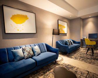 Voco Saltillo Suites By IHG - Saltillo - Gebäude