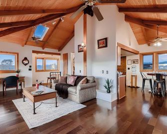 Hilltop Custom Home - Sunsets & Views - Rimrock - Living room