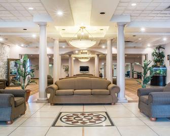 Quality Inn & Suites Palm Island Indoor Waterpark - Batavia - Lobby