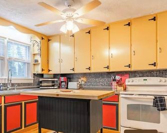 Relaxing 3/2 House Family Friendly & Pet Friendly with huge picnic pavilion - Galax - Kitchen