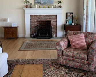 Waterfront, Private Sandy Beach On Peconic Bay - Jamesport - Living room