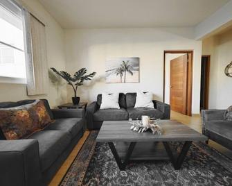 Tumon Isa 16 Condo - Tamuning - Living room
