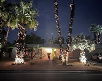 Welcome to the Mojo Dojo Desert Casa House - Palm Springs