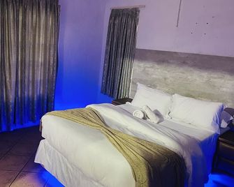 Full Moon Guest House - Nelspruit - Schlafzimmer