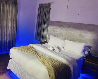 Full Moon Guest House - Nelspruit - Schlafzimmer