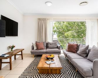 Byron Bay Hotel and Apartments - Byron Bay - Living room