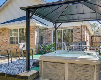 Orange Beach Home w/ Hot Tub 2 Mi to The Wharf - Orange Beach - Patio