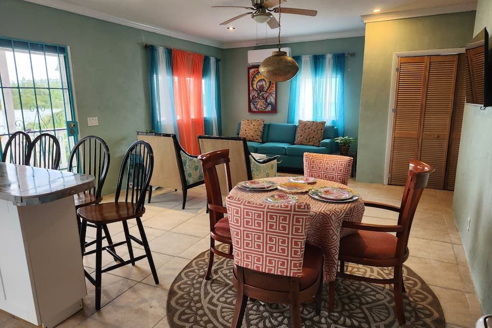 Downstairs apartment near Sandals, restaurants, bars and beaches - Rokers Point Settlement - Comedor